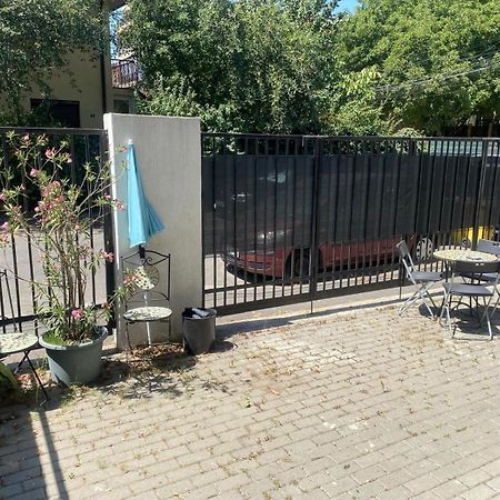 Lovely Apartment In Villa In Boekarest Buitenkant foto
