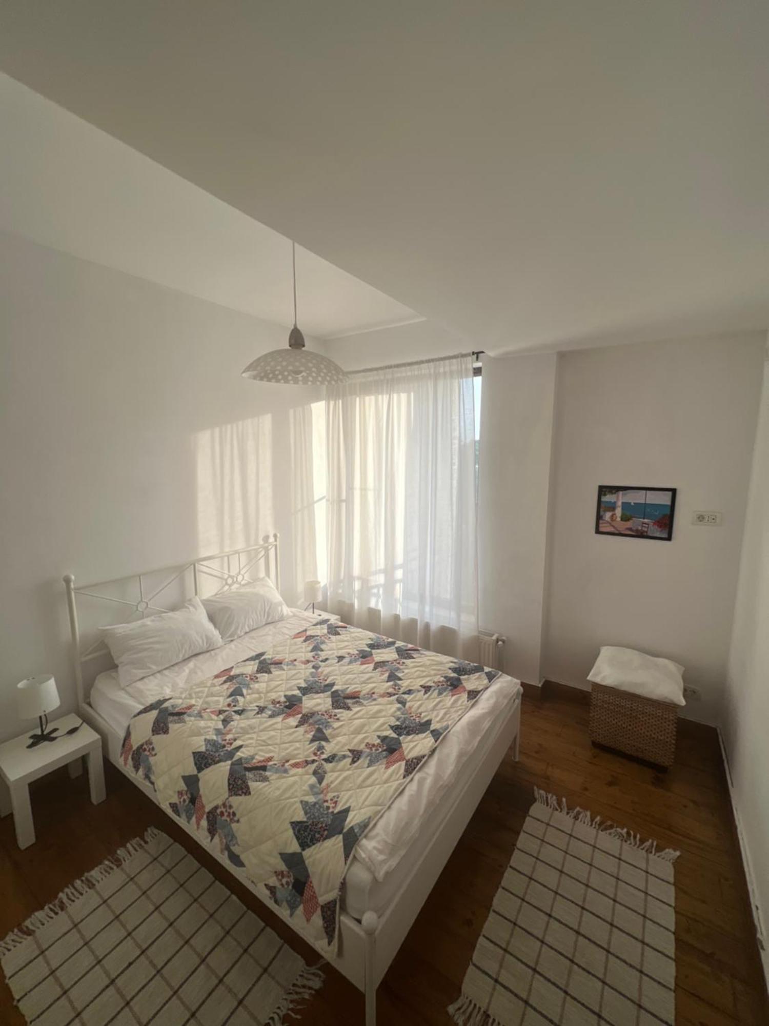 Lovely Apartment In Villa In Boekarest Buitenkant foto